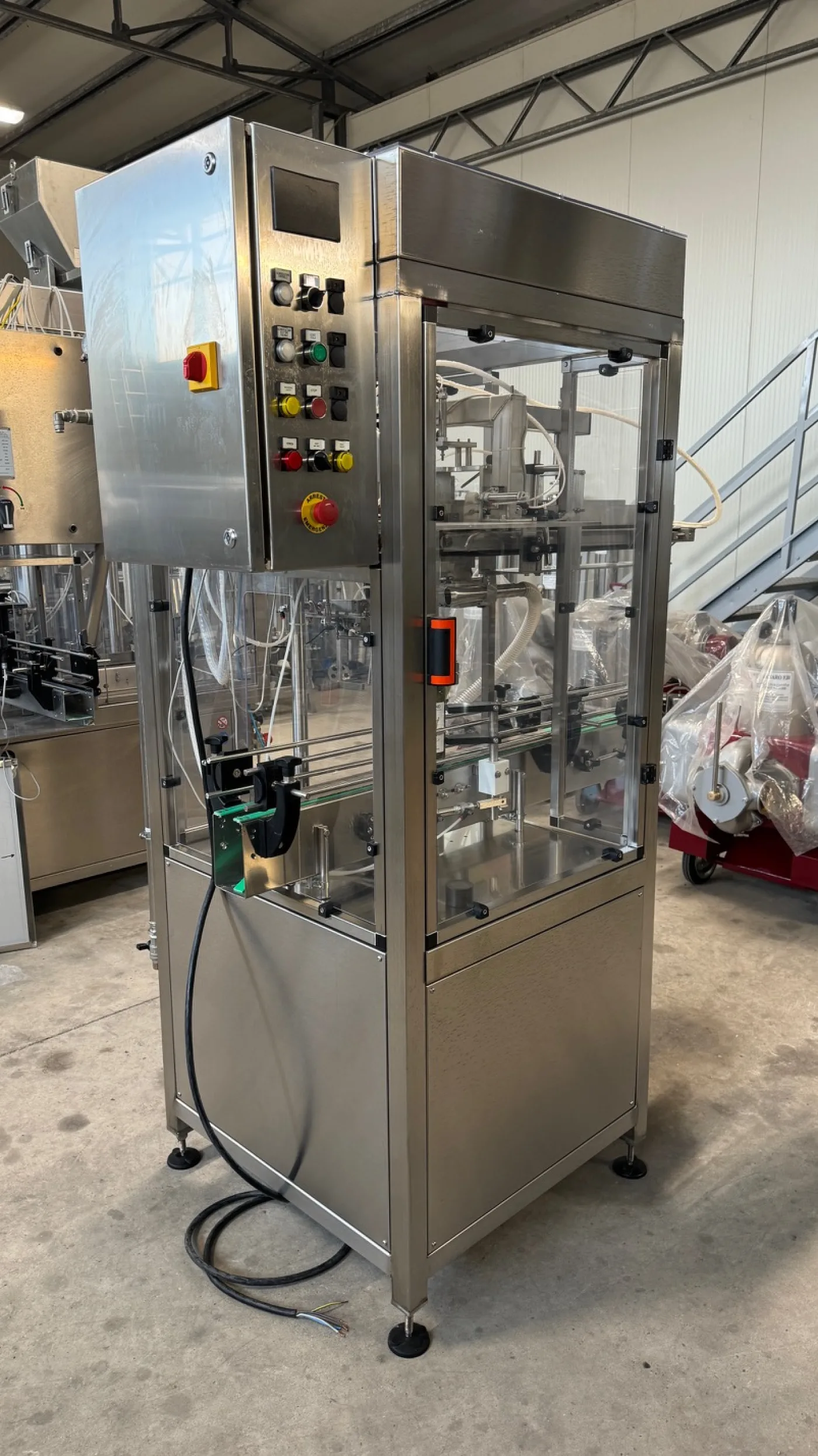 AUTOMATIC MACHINE FOR APPLYING PENDANTS/TAGS ON BOTTLES OF VARIOUS KINDS, PRIMEC BRAND, YEAR 2017, SECOND-HAND MACHINE - 1