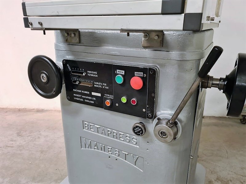COMPRIMITRICE ROTATIVA – MANESTY MOD. BETAPRESS