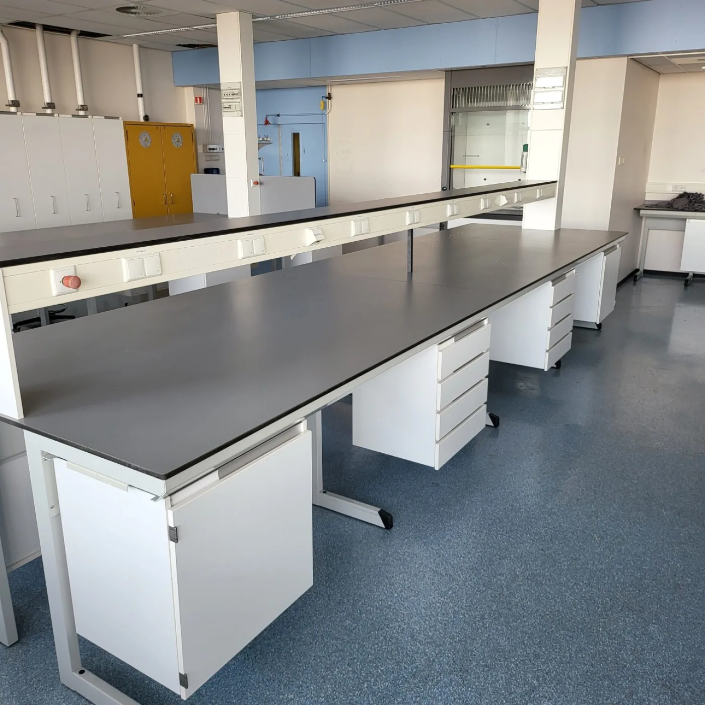 2050 – Used S+B island laboratory table (545 cm) - 1