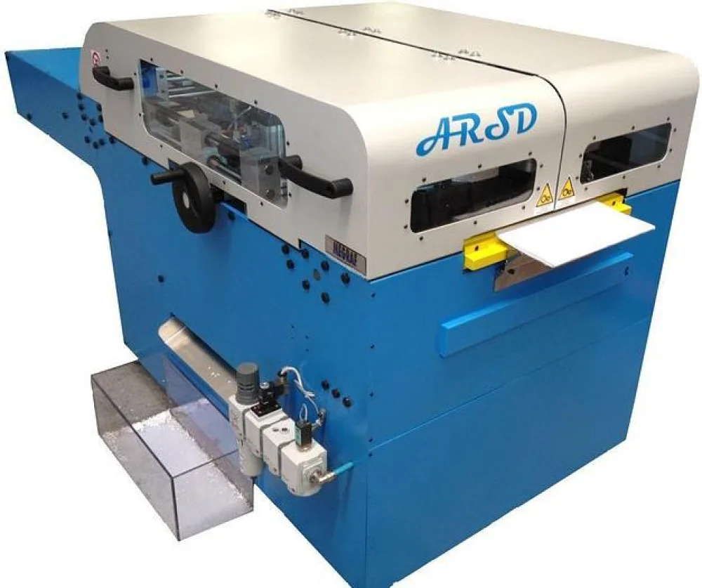 ARSD - MACCHINA DA LINEA PER ARROTONDARE ANGOLI E SQUADRARE DORSI DI OPUSCOLI (domanda di brevetto pendente N. MI2012A001585)