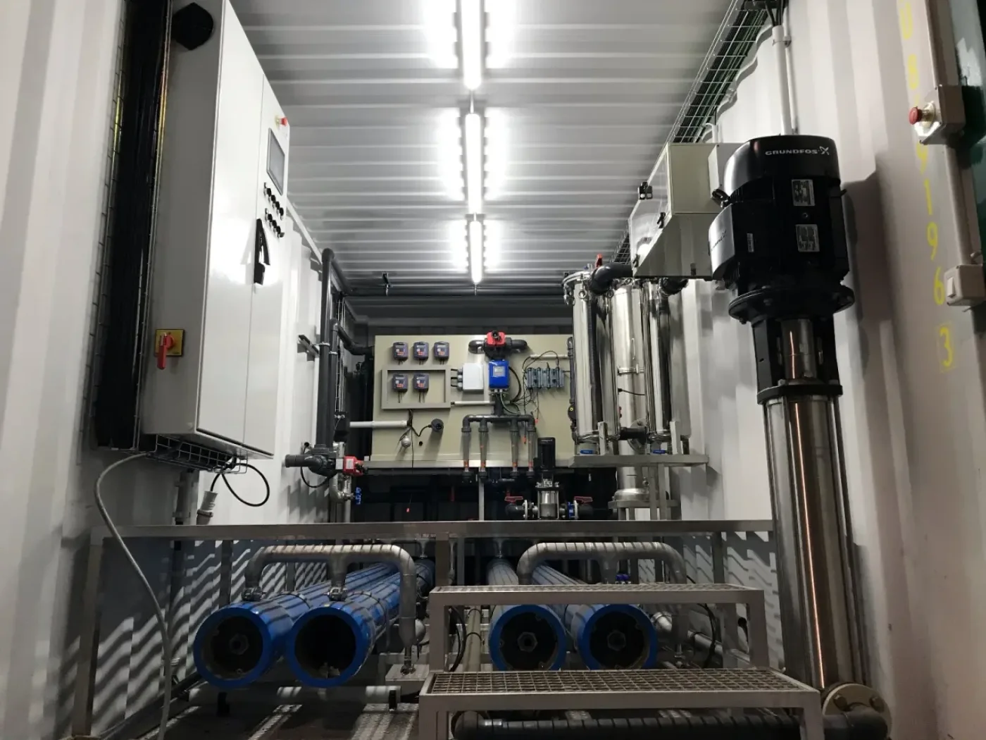MOBILE CONTAINER WITH COMPLETE WATER OSMOSIS SYSTEM - 7