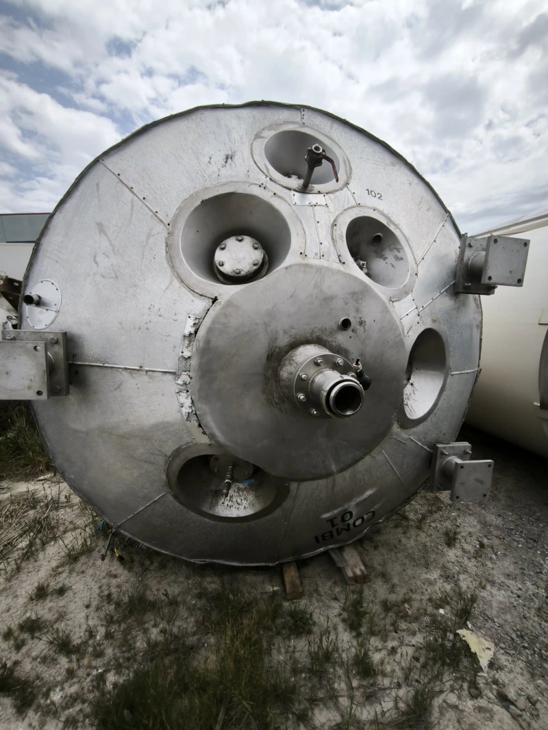 INSULATED STAINLESS STEEL REACTOR 10,800 LITERS WITH AGITATION AND LOAD CELLS