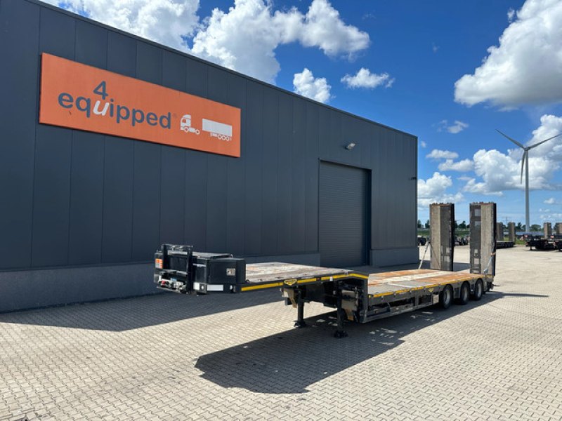 Broshuis 3ABSD Lowloader 3-axle / GVW: 53.000kg / Neck: 23.000kg / hydraulic steering + ramps + loading table / 4.60m extendable / winch / liftaxle