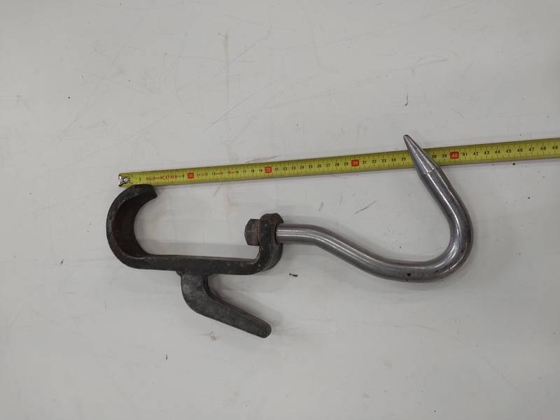 Sliding cattle hook