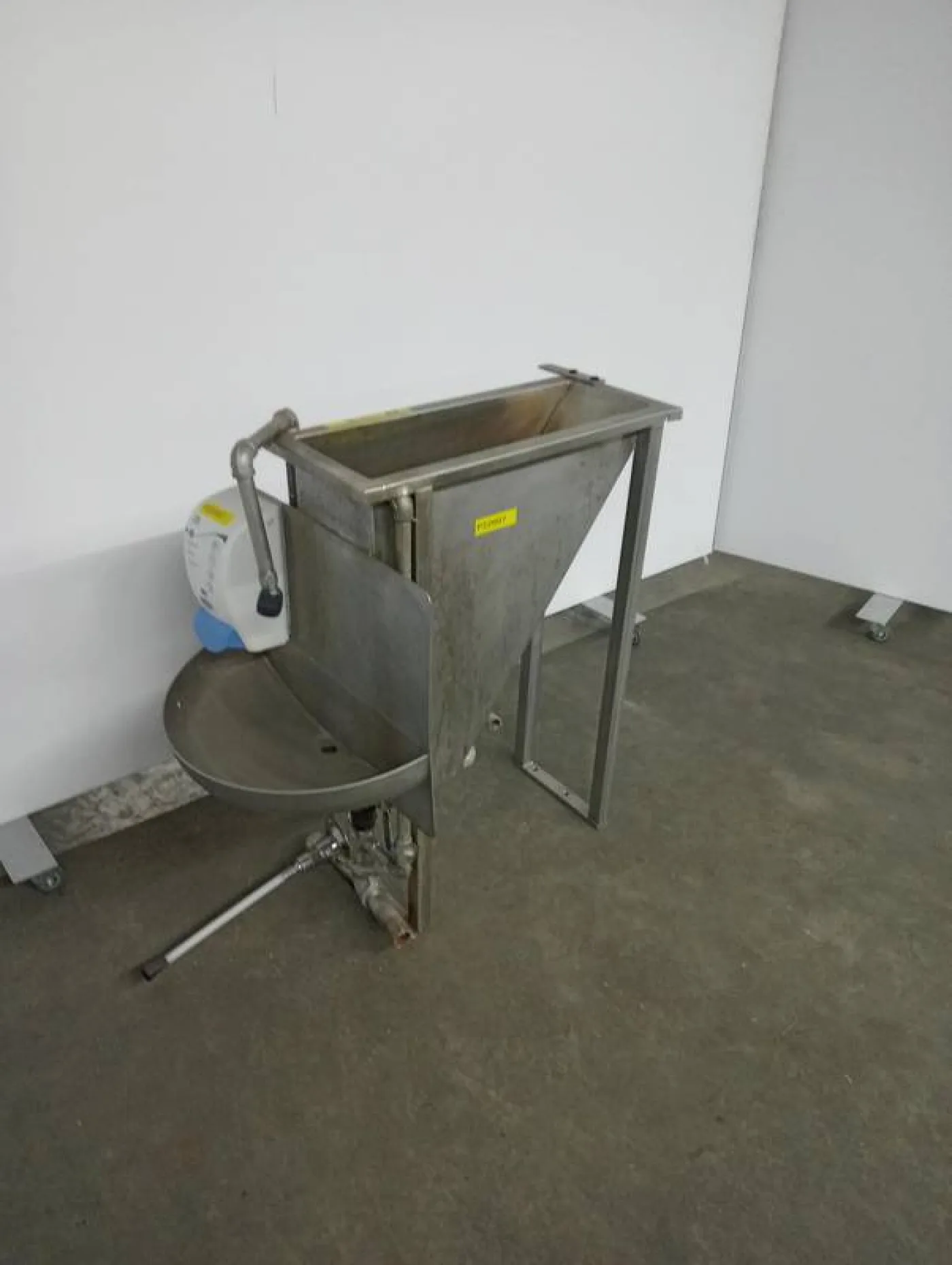 Steriliser with wash bin - 4