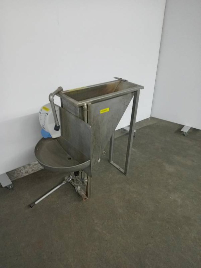 Steriliser with wash bin