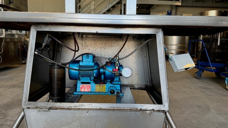 IN-LINE FILLING MACHINE WITH 6 NOZZLES IN STAINLESS STEEL WITH VACUUM, ENOBERG BRAND, SECOND-HAND MACHINE