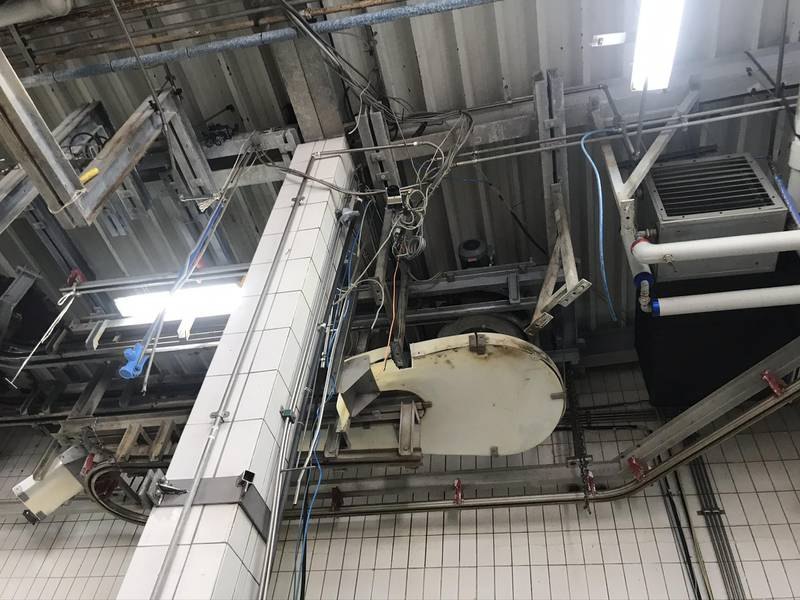 Bi-rail bleeding conveyor