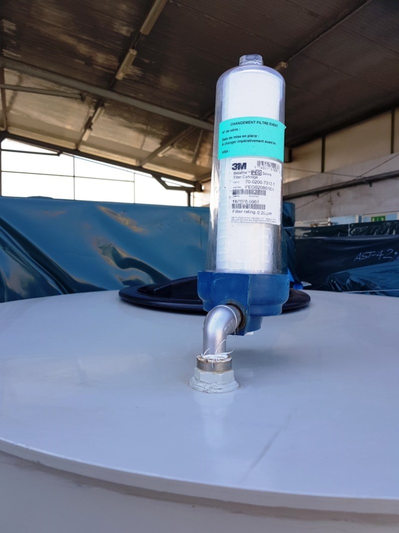 SERBATOIO VERTICALE CHIUSO IN POLIETILENE – S.A.F.I. – MOD. 1500 LT