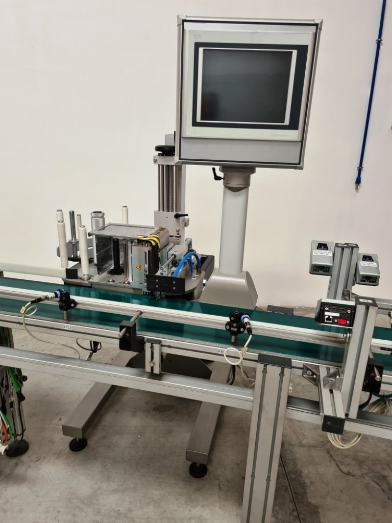 ETICHETTATRICE CON STAMPANTE E NASTRO TRASPORTATORE – IRPLAST – MOD. PA 180 COMPACT