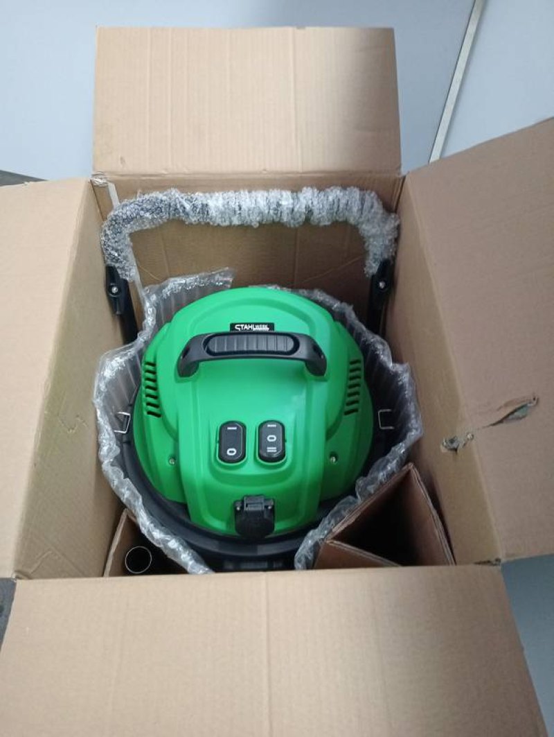 Vacuum cleaner. Wet and dry
