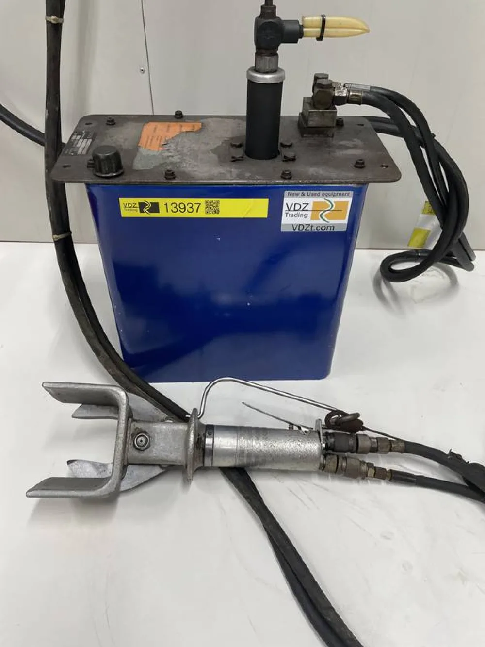 Leg cutter with hydraulic pump