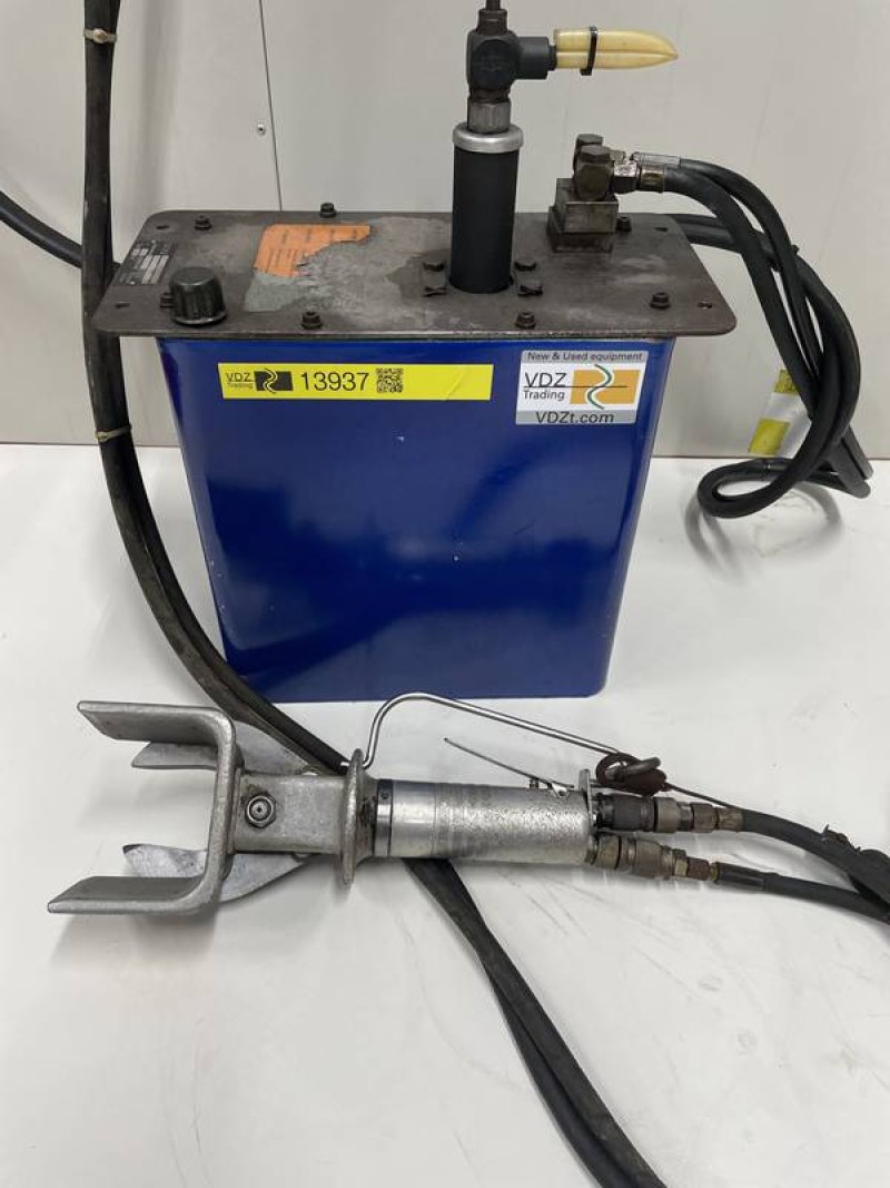Leg cutter with hydraulic pump