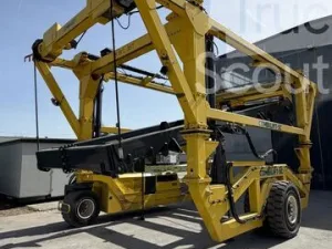 Combilift Straddle carrier