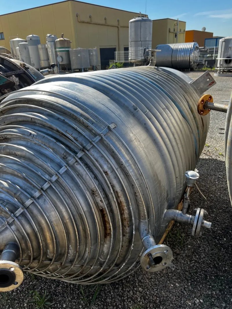 USED STAINLESS STEEL REACTOR 3000 LITERS WITH AGITATION AND HALF ROD