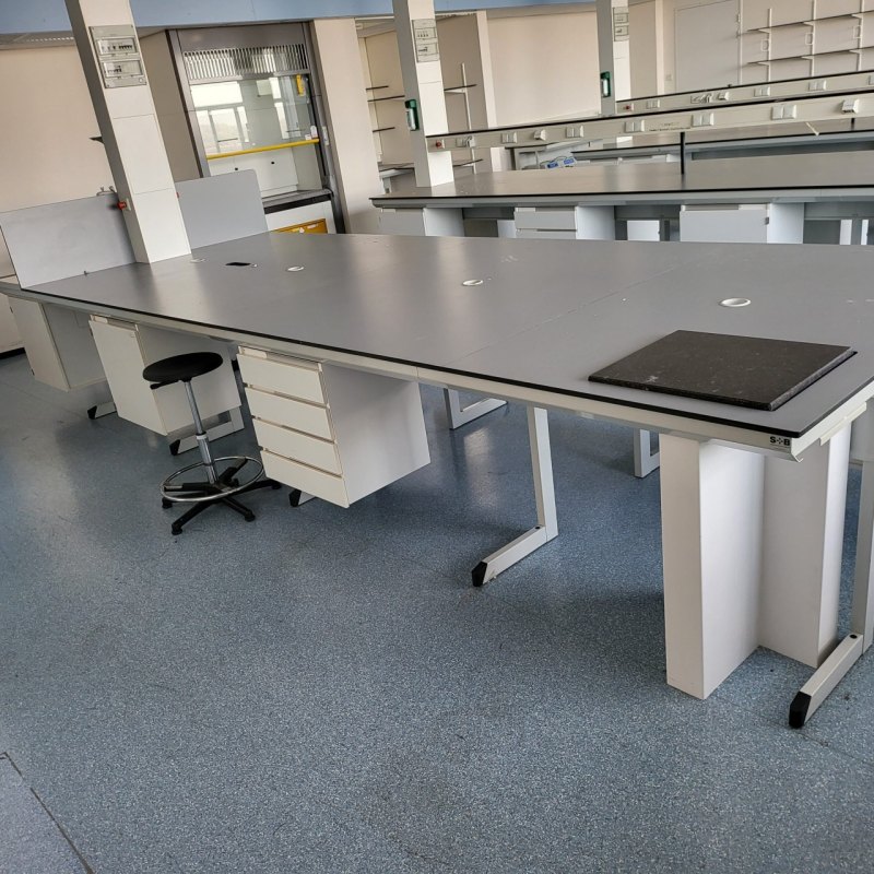 2051 – Used S+B island laboratory table (545 cm)