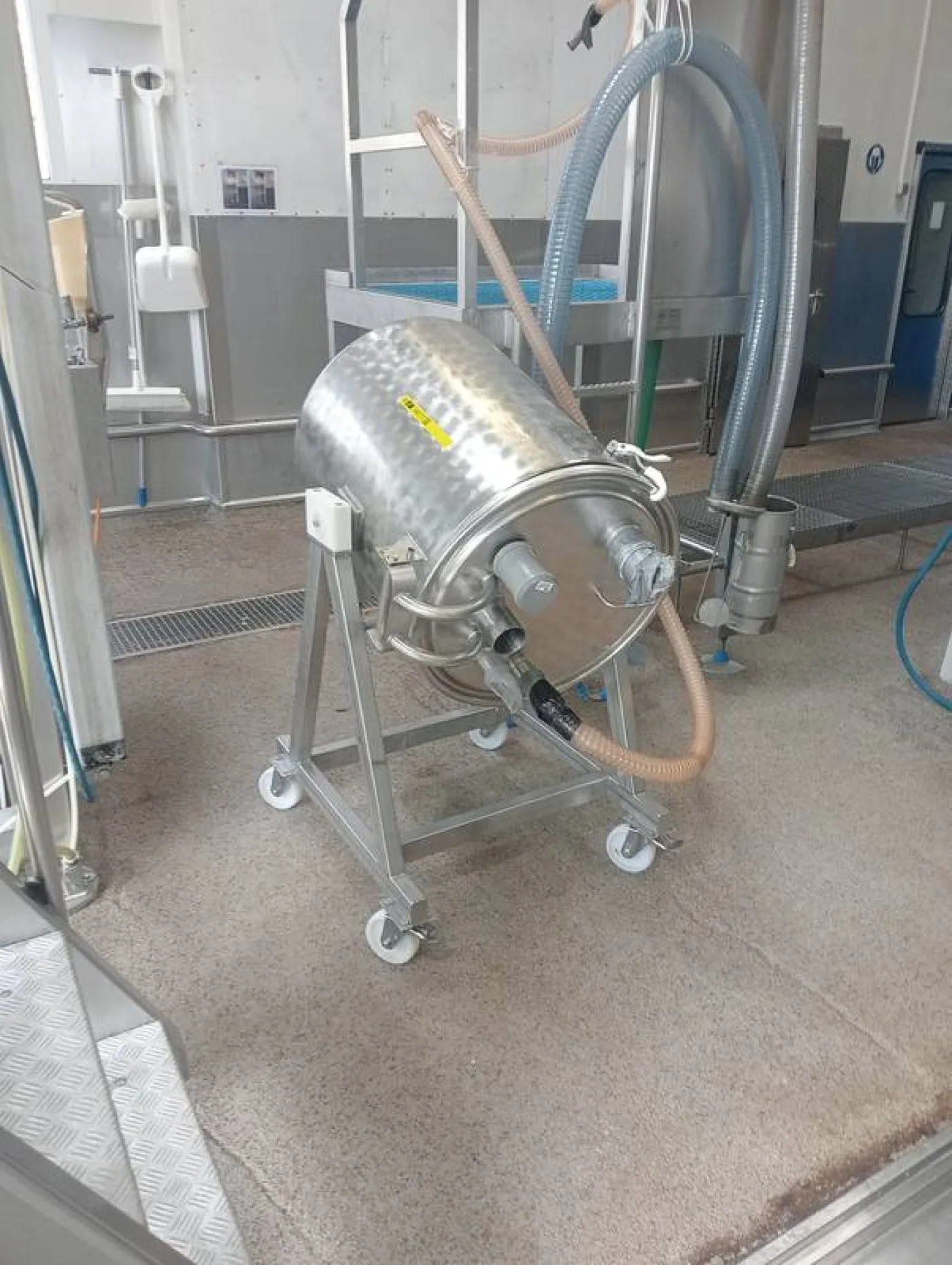 Vacuum Tank - Spinal cord removal system - 1