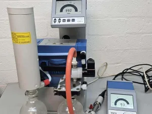 Vacuubrand MZ2C pompstand chemie met CVC2 vacuumcontroller en PTFE regelklep