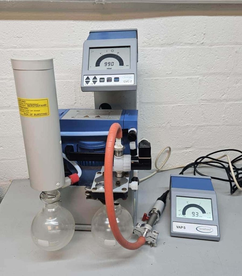 Vacuubrand MZ2C pompstand chemie met CVC2 vacuumcontroller en PTFE regelklep