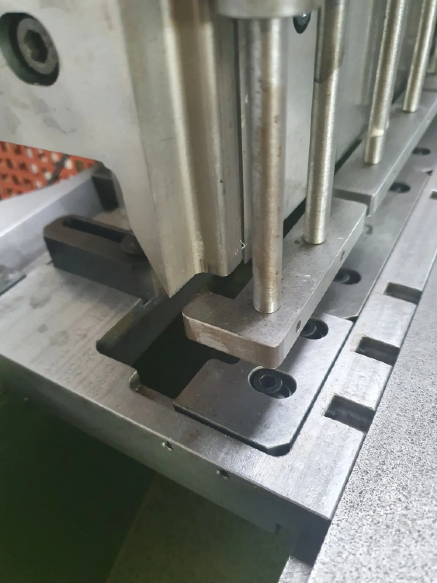 Universalstanze Tränklein USM 900 - 5