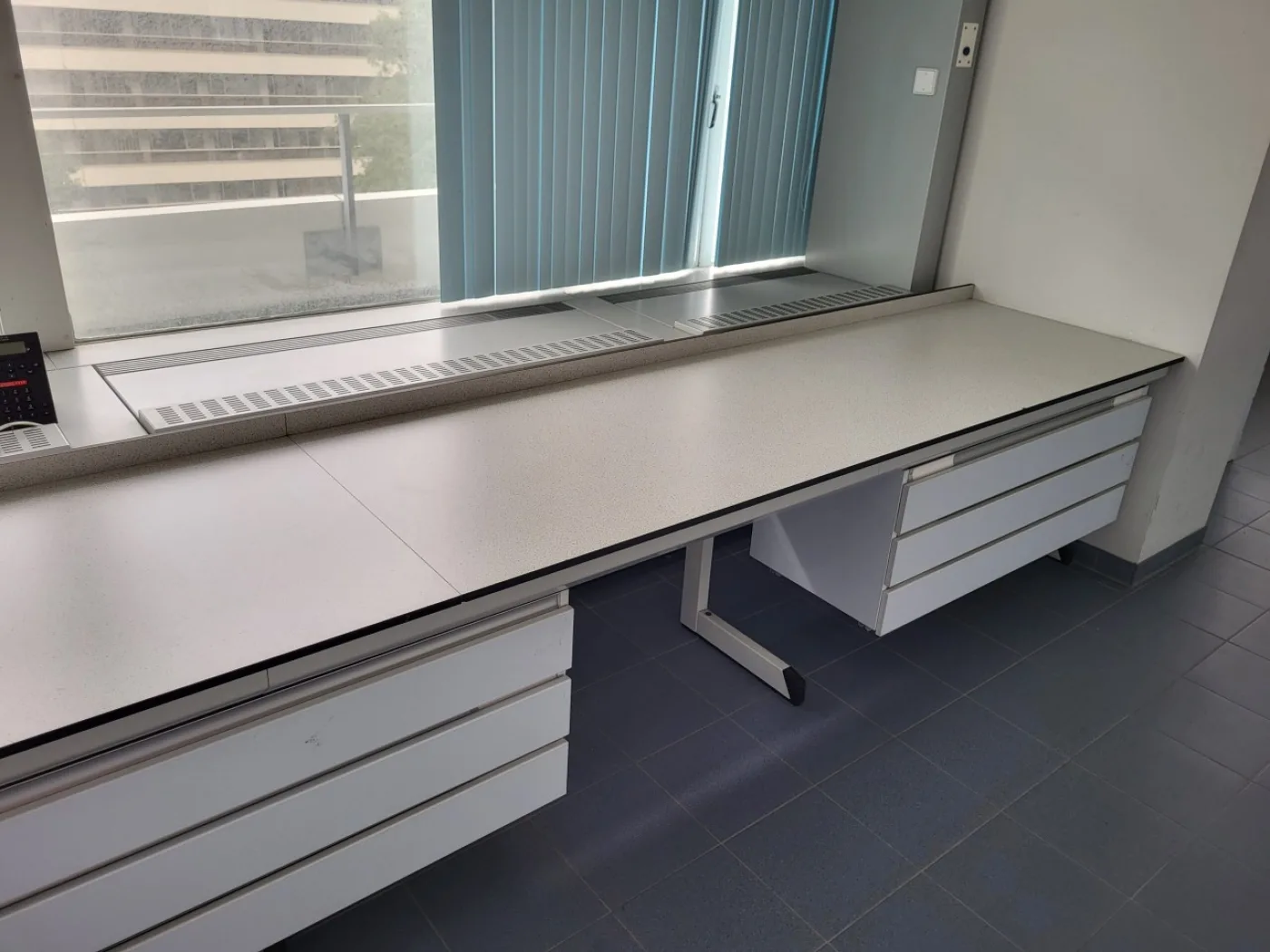 1909 – Used S+B Laboratory wall table (550 cm) - 2