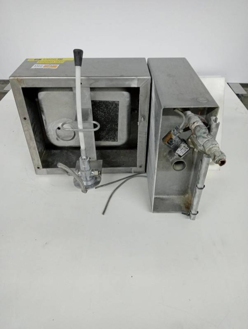 Wash basin with sterilisator