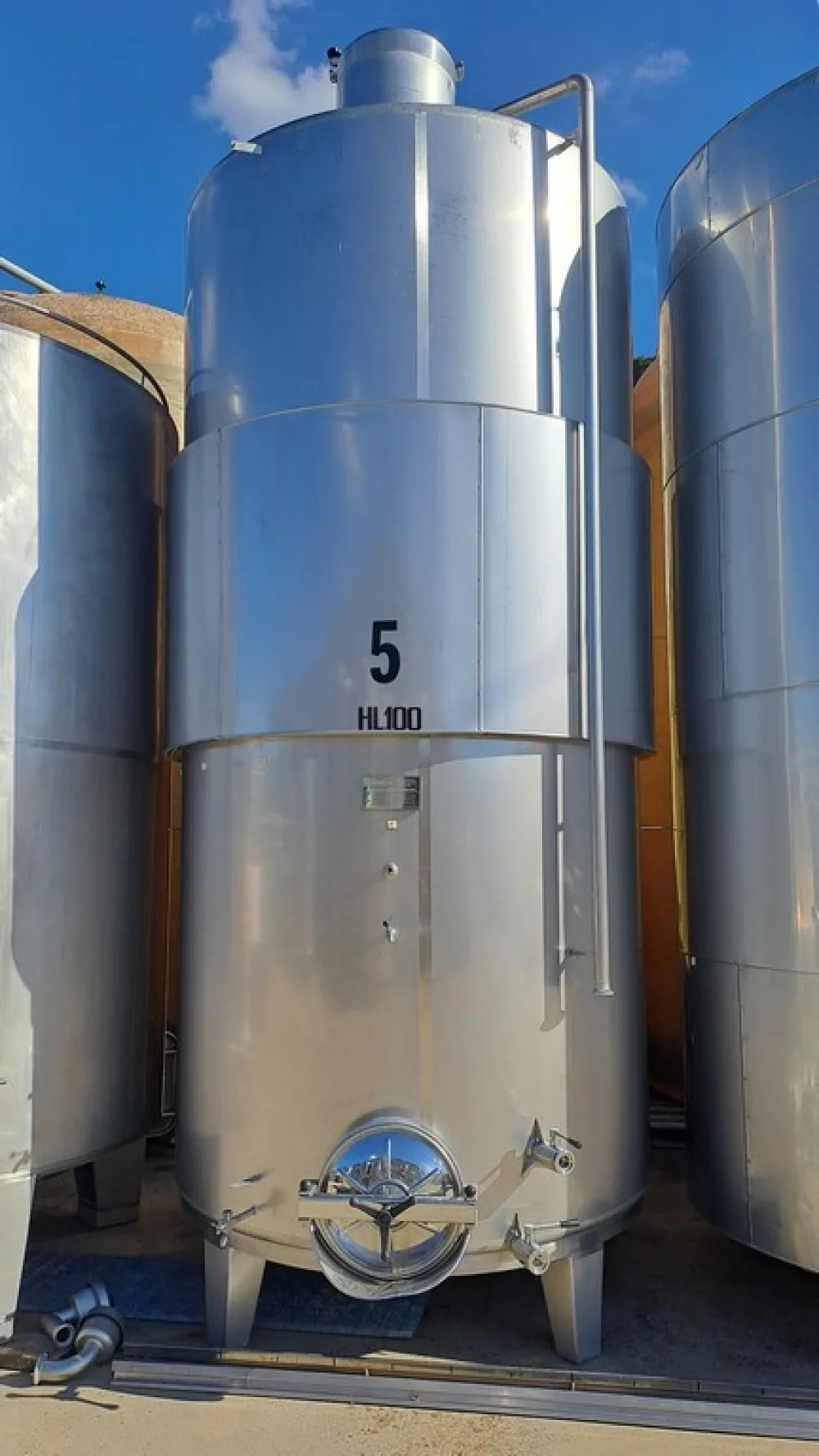 STAINLESS STEEL TANK LITER CAPACITY 10.000 (HL 100) ABOUT, MODEL VINIFICATION/STORAGE, INCLINED FLAT BOTTOM WITH INSULATED BAND, AZZINI FIRM, SECOND HAND EQUIPMENT