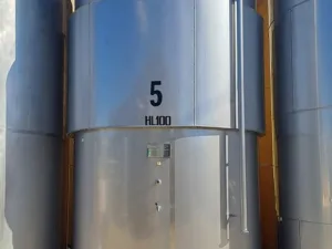 STAINLESS STEEL TANK LITER CAPACITY 10.000 (HL 100) ABOUT, MODEL VINIFICATION/STORAGE, INCLINED FLAT BOTTOM WITH INSULATED BAND, AZZINI FIRM, SECOND HAND EQUIPMENT