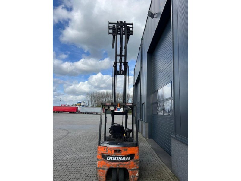 Doosan T7 triplexmast, ss electrisch, BATTERY NOT CHARGING