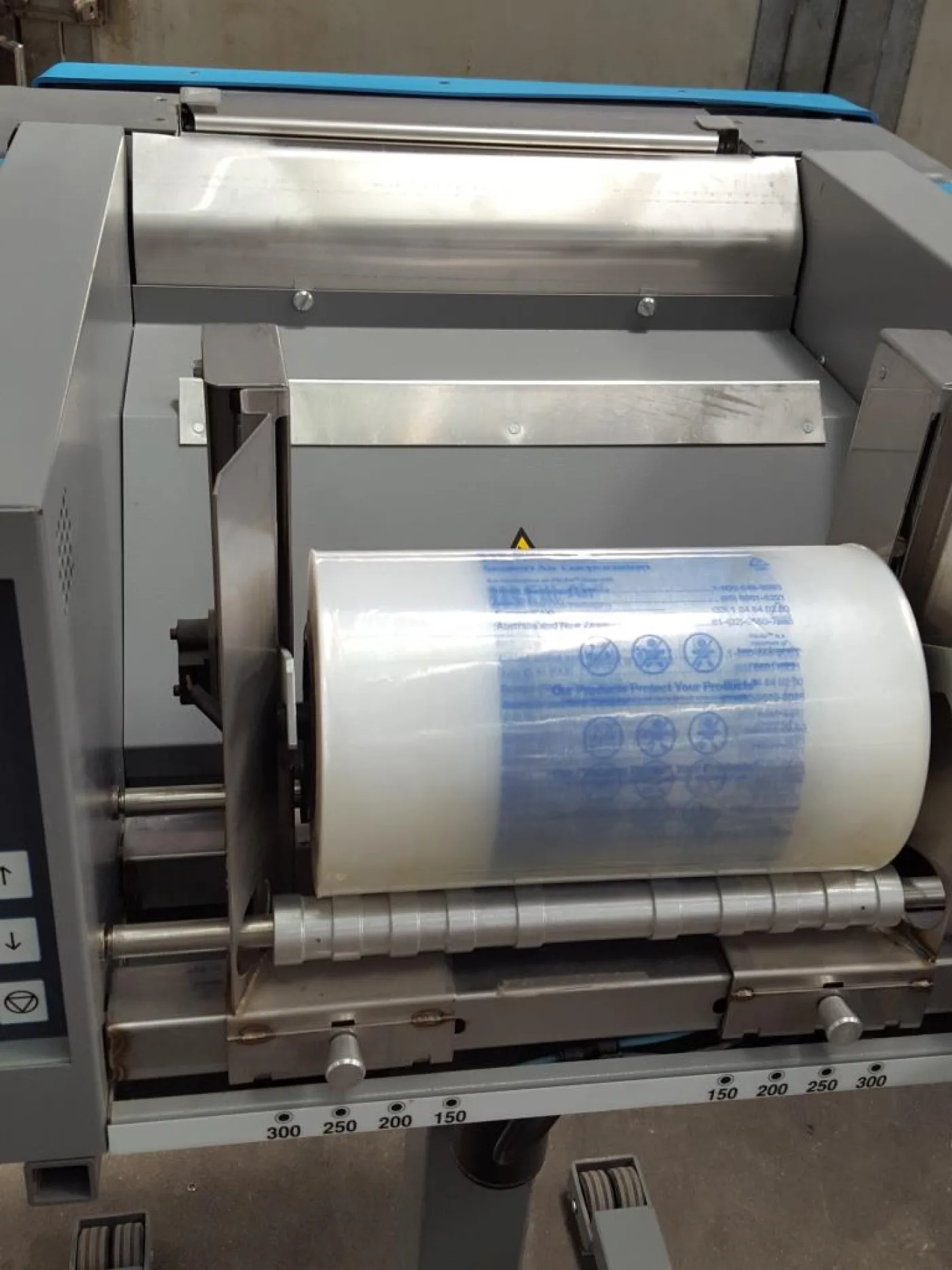 MACCHINA PER LA PRODUZIONE DI CUSCINI D’ARIA PER LA PROTEZIONE DI MERCI – SEALED AIR CORPORATION MOD. FILL AIR SYSTEM 250 - 8