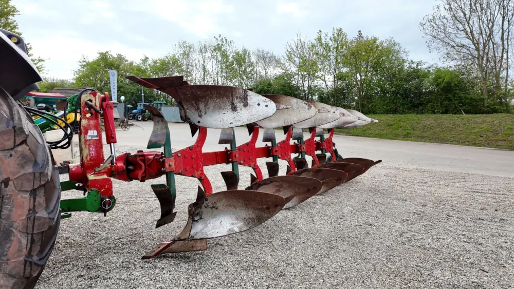 Vogel & Noot 5 furrow plough