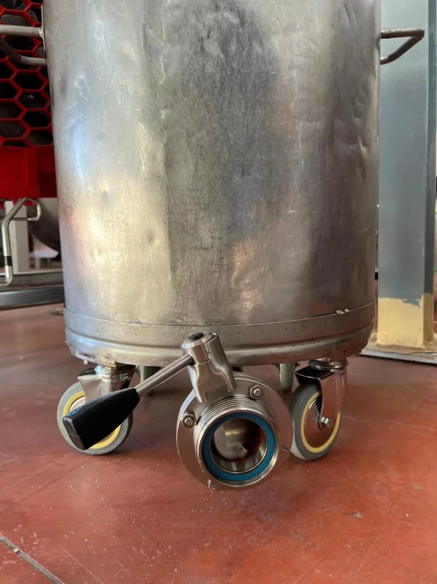 TANK WITH WHEELS - 2