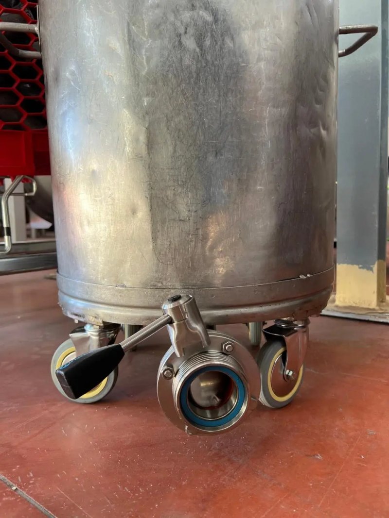TANK WITH WHEELS