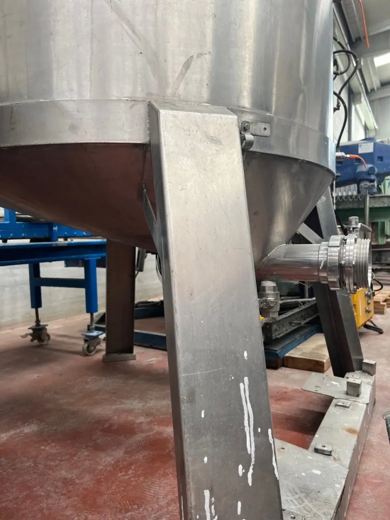USED STAINLESS STEEL TANK 1000 LITERS