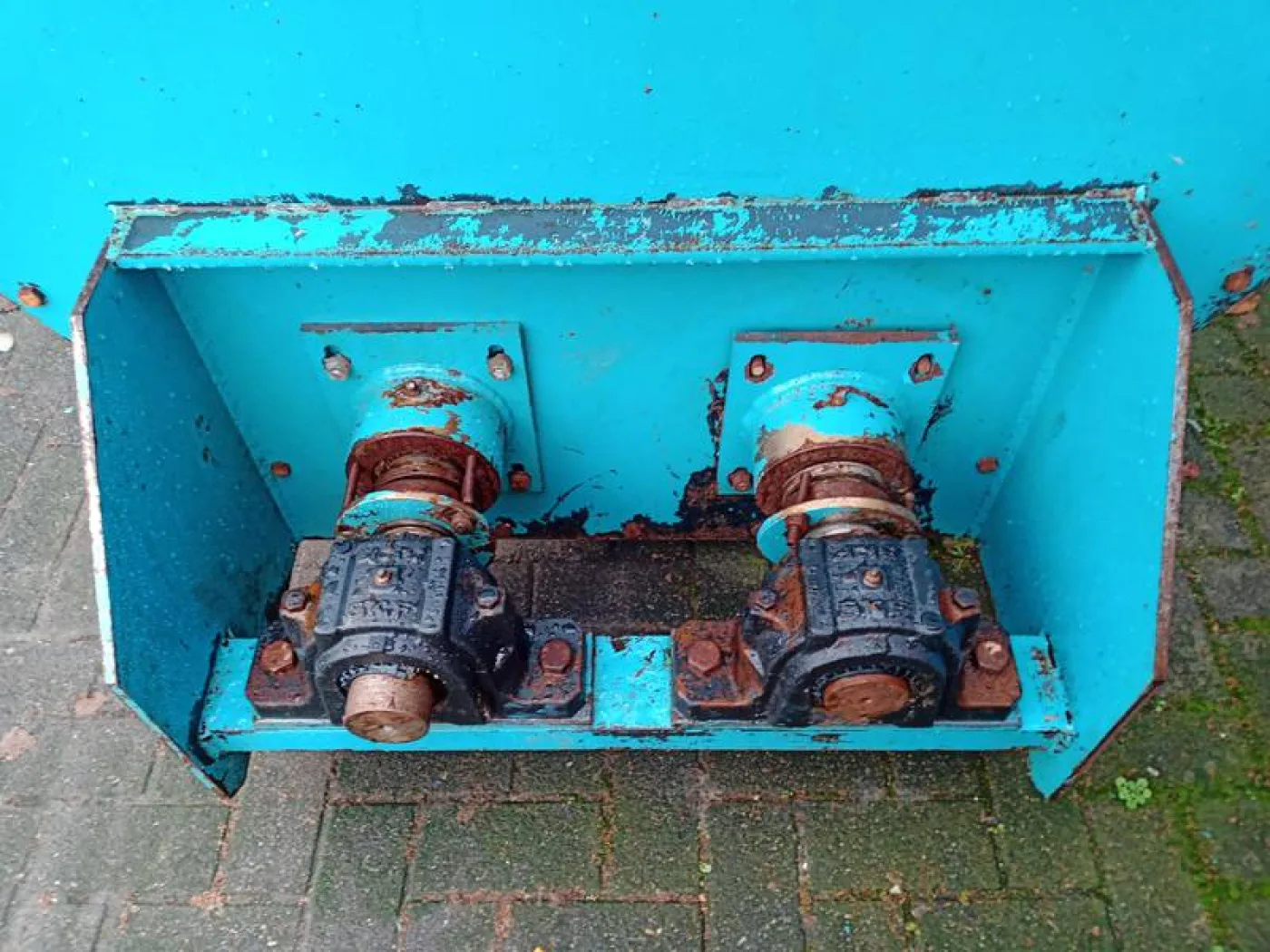 Buffer bin with stirring and emptying mechanism - 7