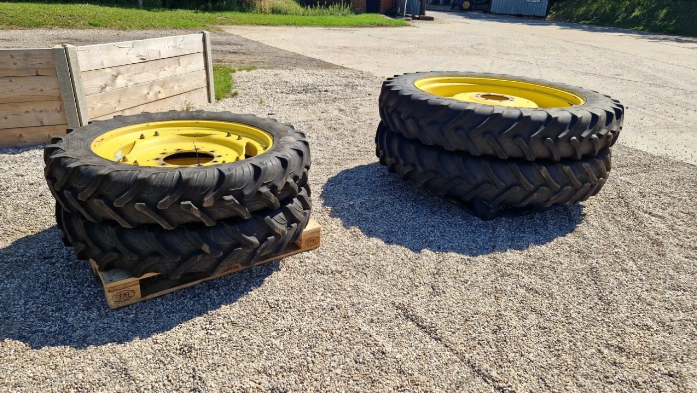 Set of 13.6R48 Alliance &amp; 270/95R36 Taurus rowcrops, to suit JD - 1