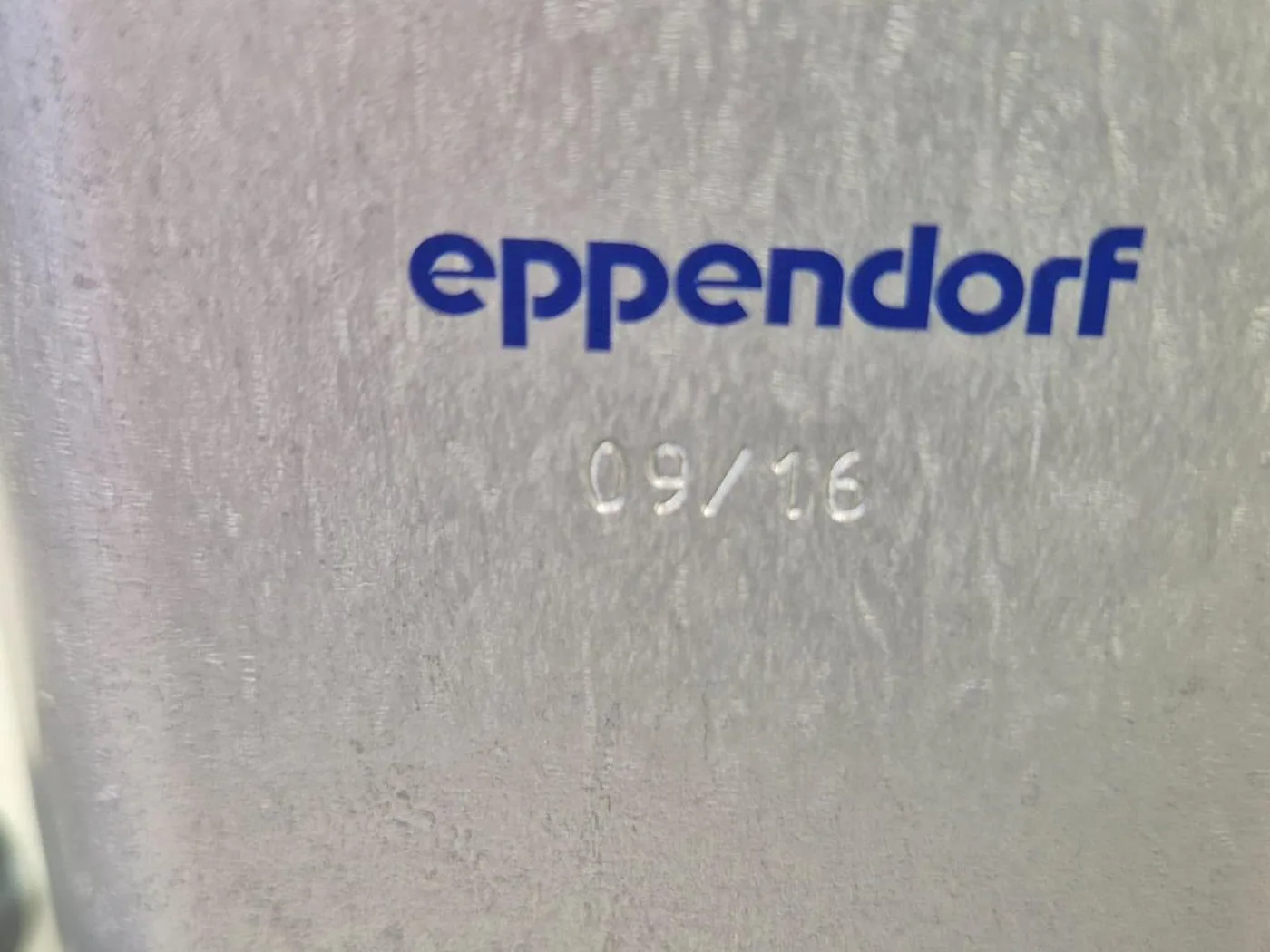 Eppendorf 5804 benchtop centrifuge - 8