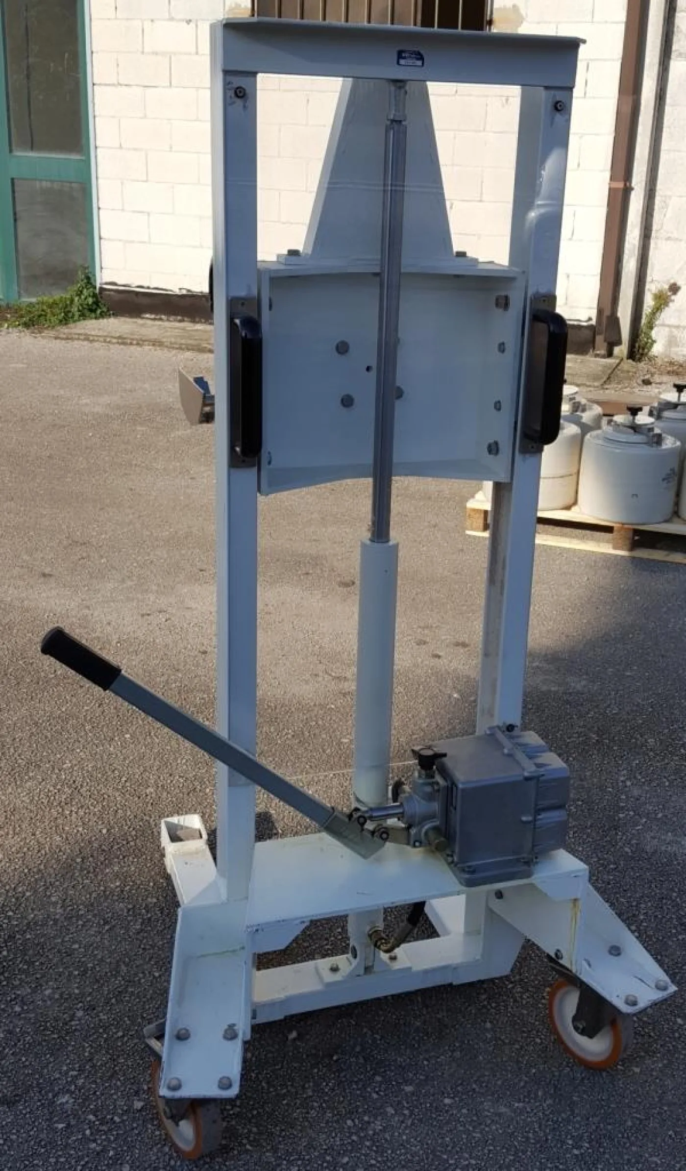 CARRELLO ELEVATORE PORTAFUSTI - 2