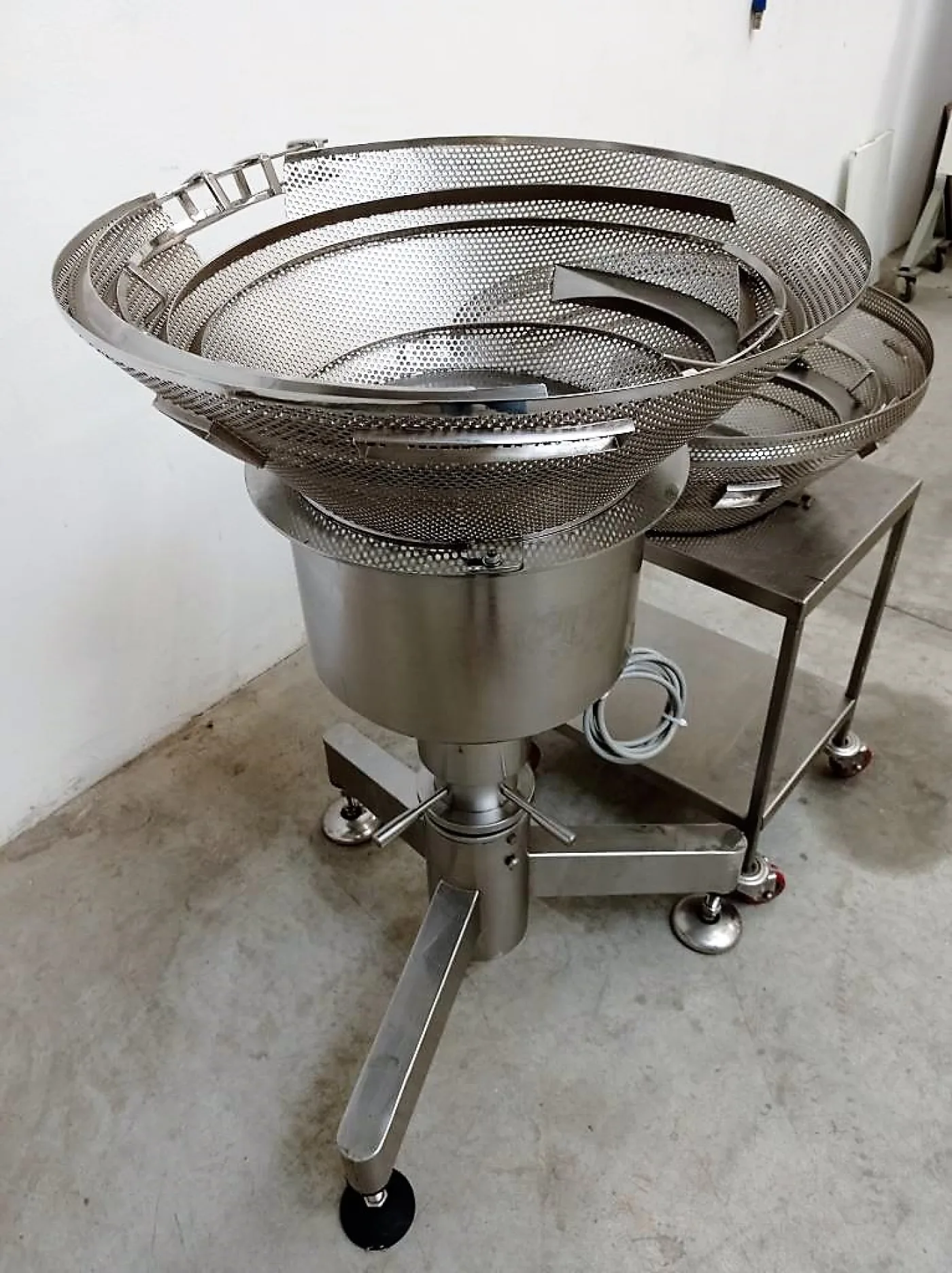ALIMENTATORE VIBRANTE A TAZZA PER STERILE - 2
