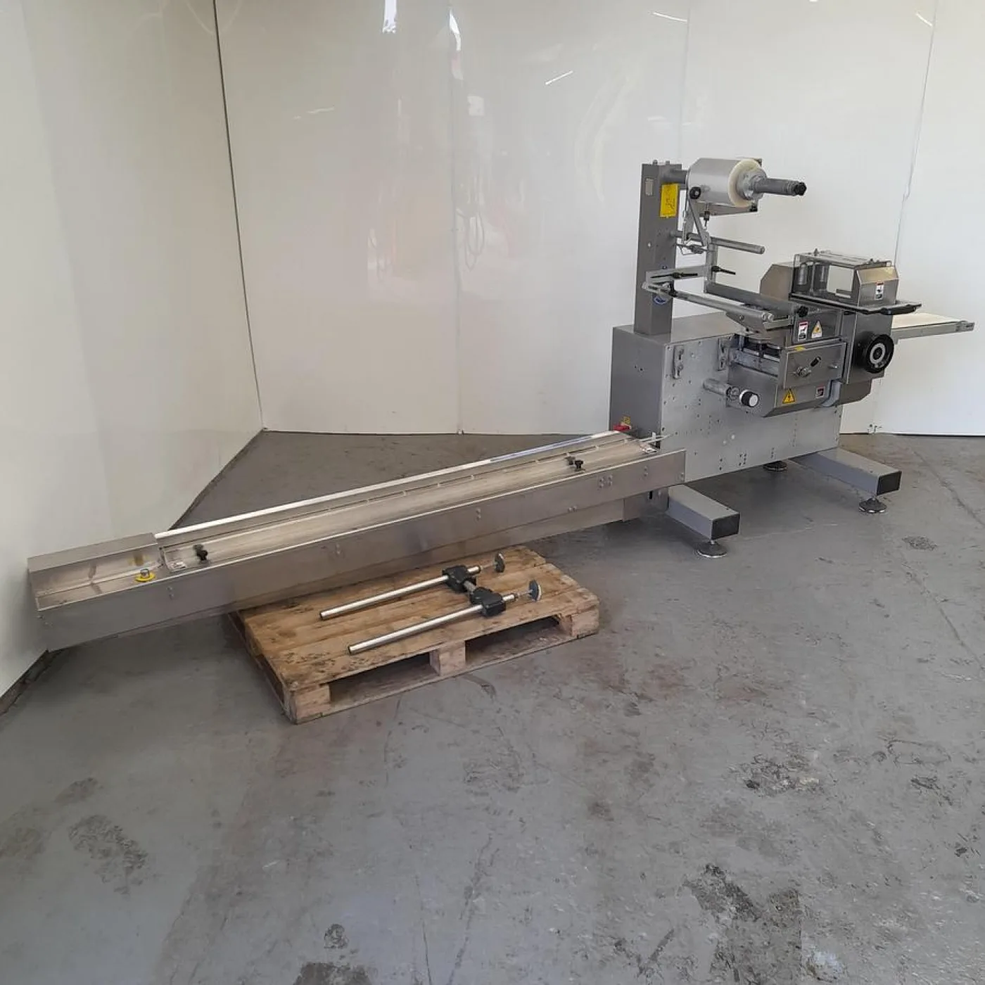 Delfin Flowpack with Conveyor - 2