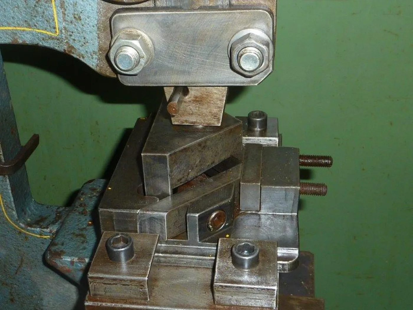 22 N / 16 MUBEA 1980 - 6