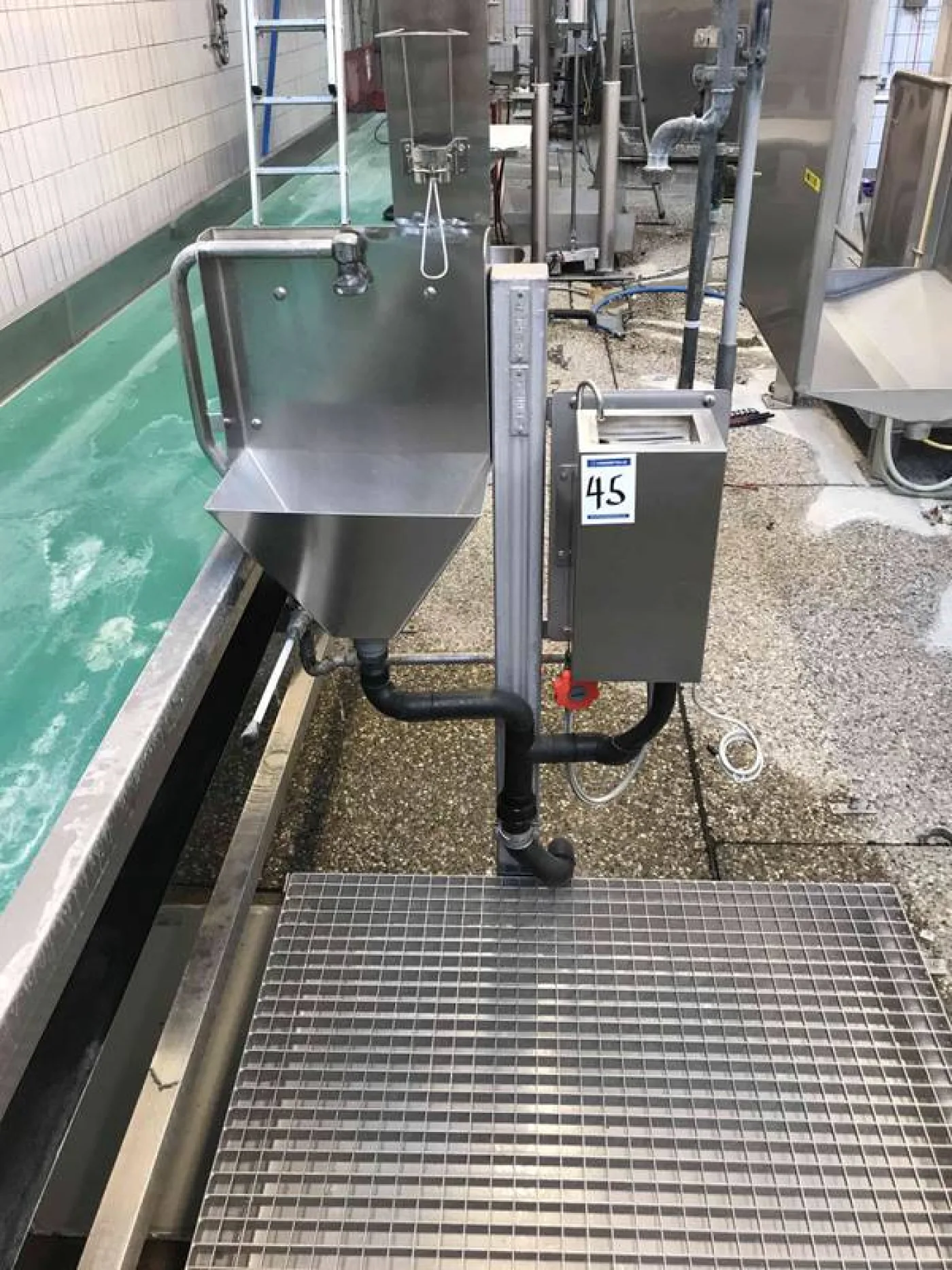 Stationary work platform with rosters - 3