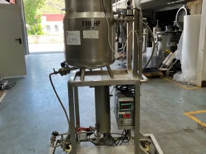 SECOND-HAND STAINLESS STEEL TANK SKID WITH SHIRT AND SHIRT HEATING SYSTEM