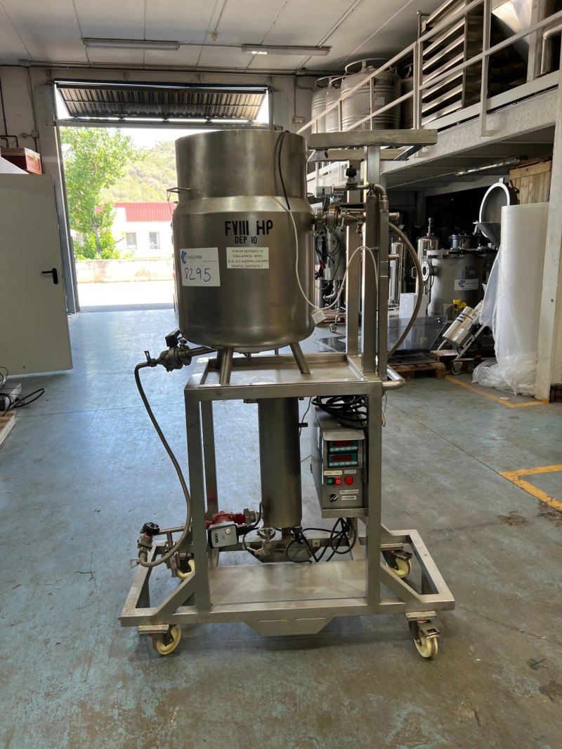 SECOND-HAND STAINLESS STEEL TANK SKID WITH SHIRT AND SHIRT HEATING SYSTEM