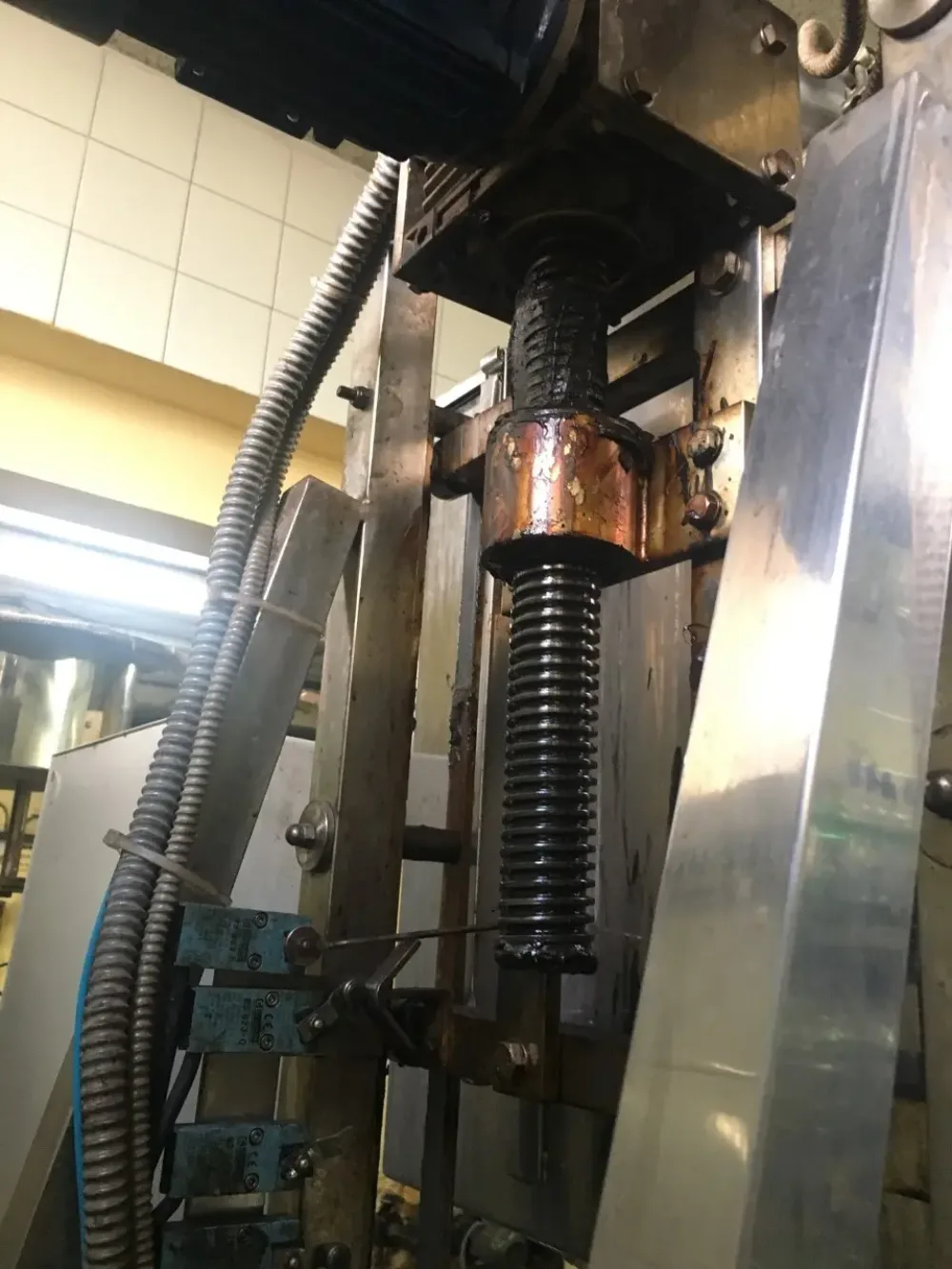 USED FAMSER A.SERRANO CARRIER FILLING AND CLOSING MACHINE