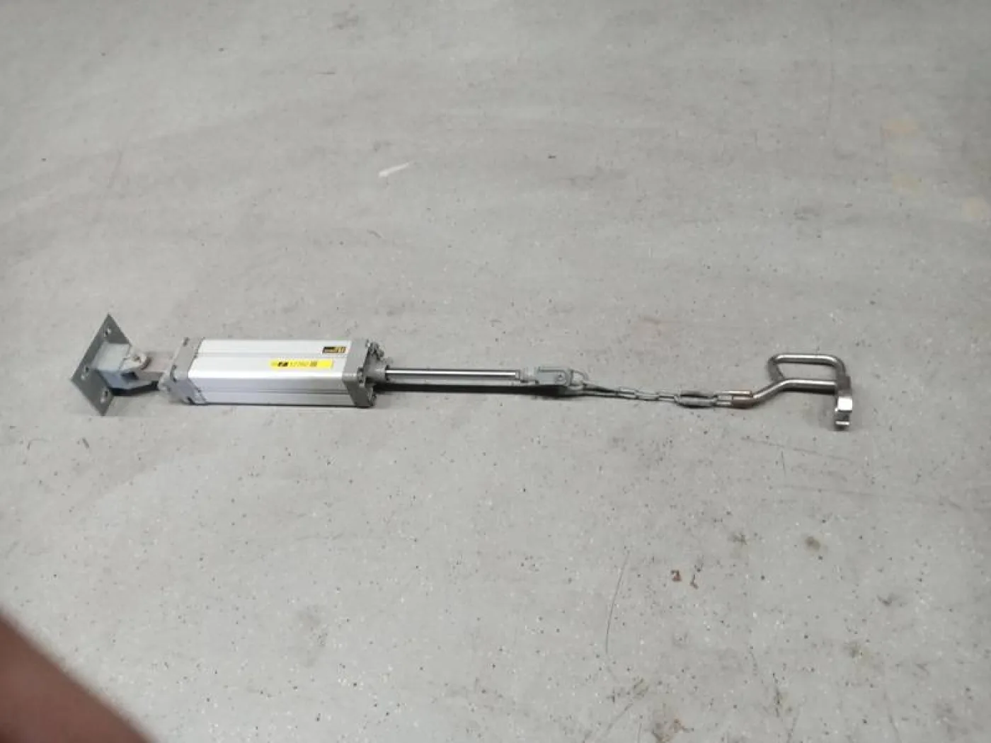 Hook lift cylinder for rehanging - 3