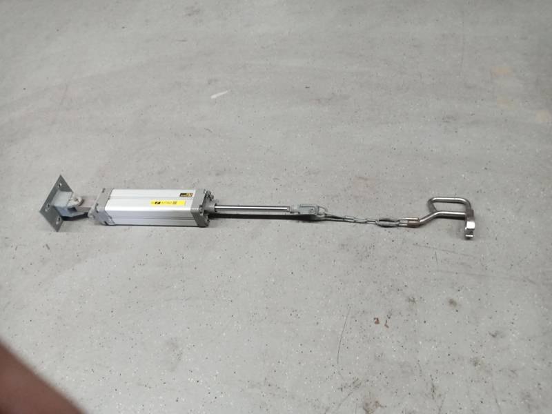 Hook lift cylinder for rehanging