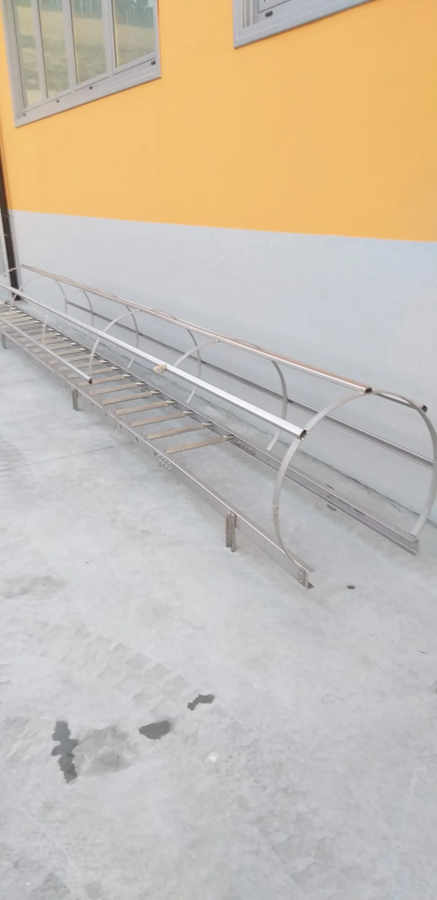VERTICAL LADDER IN STAINLESS STEEL TO BE FIXED TO THE WALL, SECOND-HAND EQUIPMENT - 2