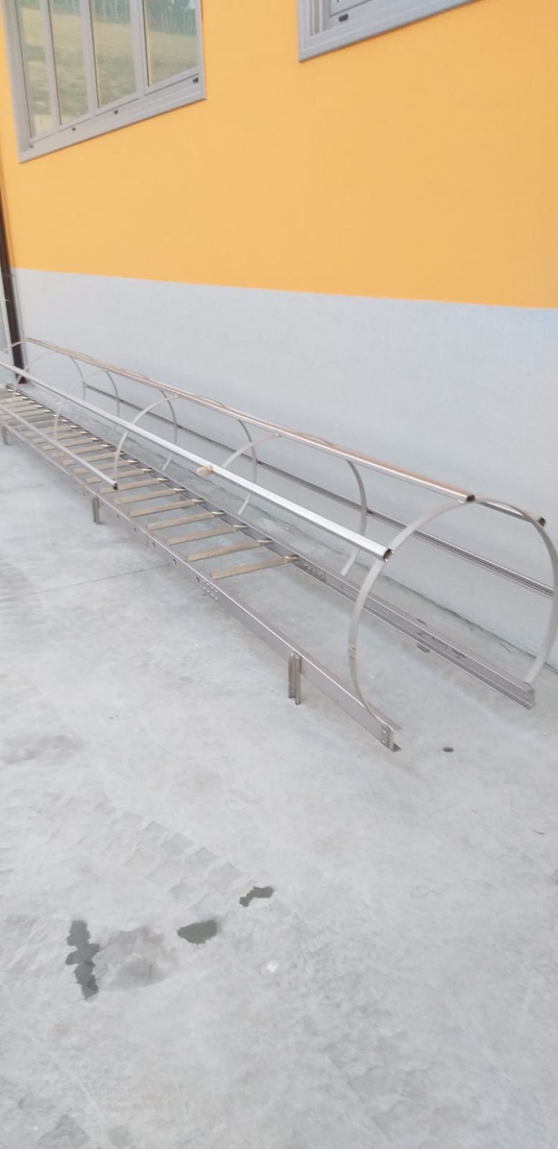 VERTICAL LADDER IN STAINLESS STEEL TO BE FIXED TO THE WALL, SECOND-HAND EQUIPMENT