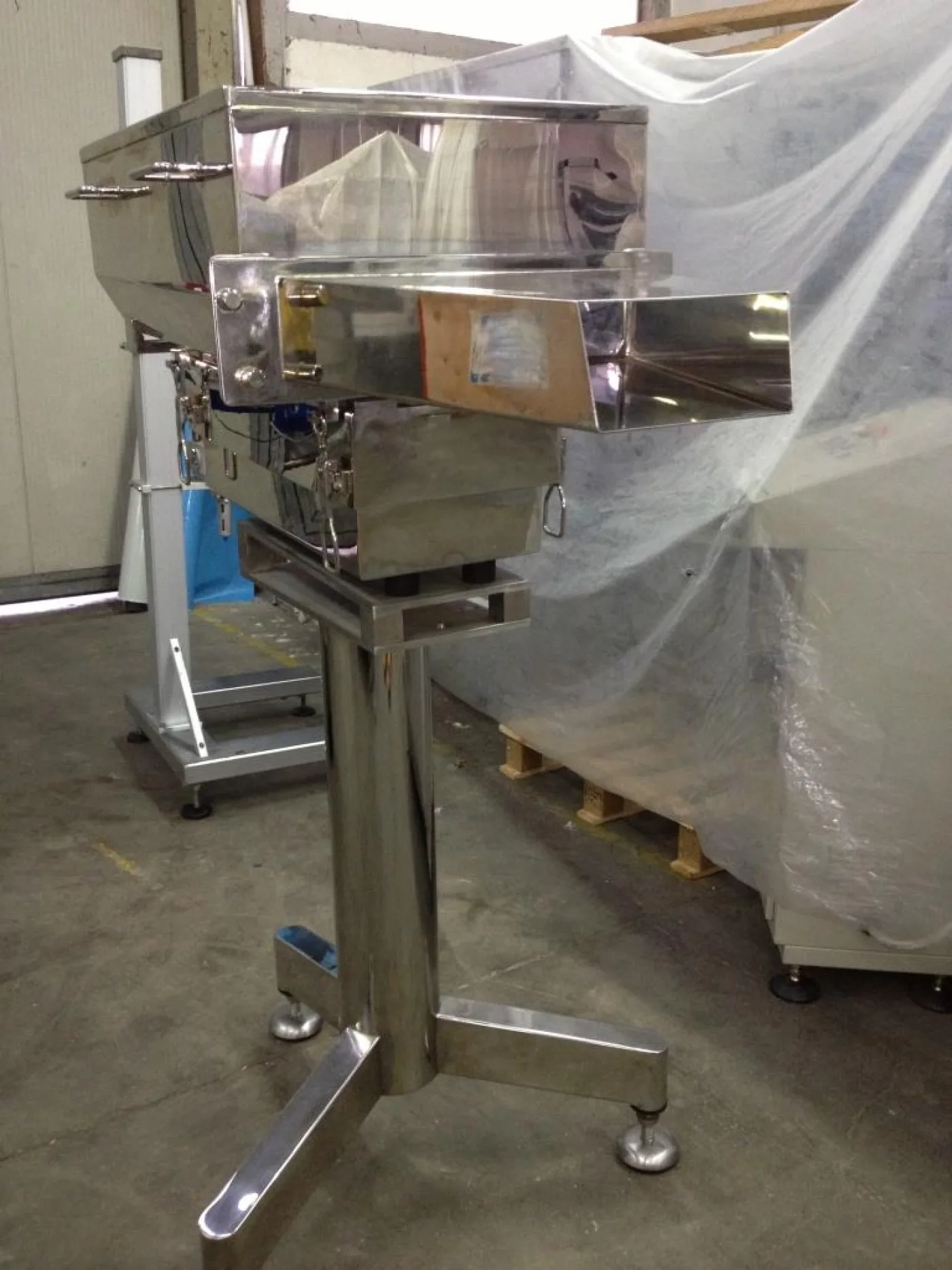 ORIENTATORE ALIMENTATORE VIBRANTE PER TAPPI - 6